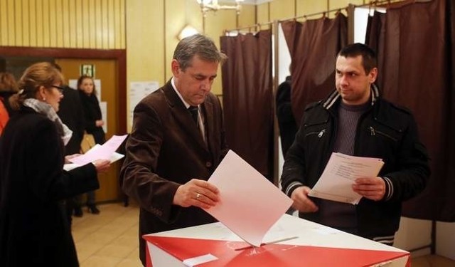 Burmistrz Arseniusz Finster głosuje w niedzielnych wyborach. Były one dla niego bardzo udane.