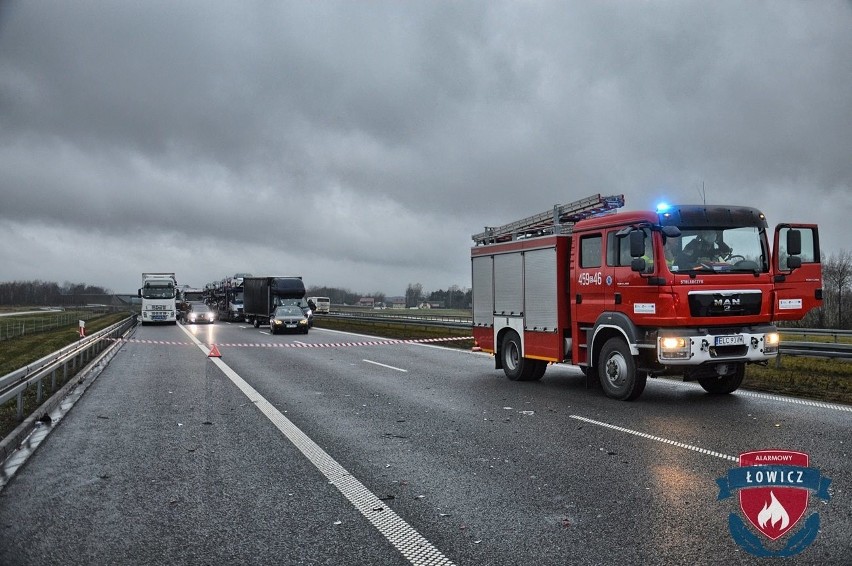Śmiertelny wypadek na A2 w Łódzkiem. Kierowca samochodu osobowego potrącony przez autokar. Autostrada zablokowana [ZDJĘCIA]