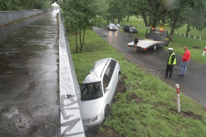 Wypadek pod Wrocławiem. Volkswagen uderzył w... rurociąg sieci ciepłowniczej