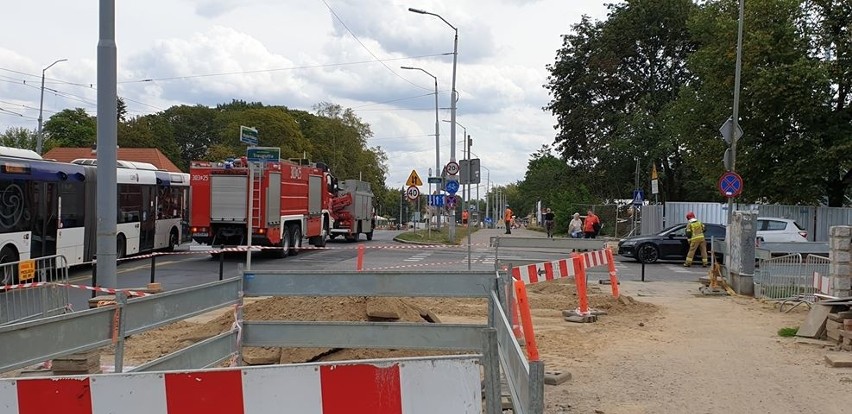 Wyciek gazu na ul. Traugutta w Szczecinie. Koparka uszkodziła rurę z gazem