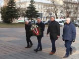 Poseł Mirosław Maliszewski i radomscy ludowcy złożyli kwiaty pod pomnikiem świętego Jana Pawła II przed katedrą w Radomiu