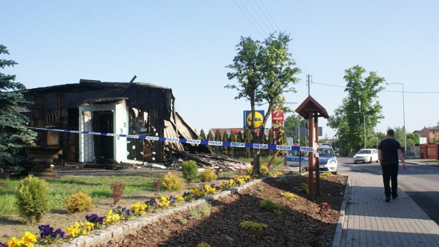 Zgliszcza baru w Czersku po eksplozji w nocy z poniedziałku na wtorek butli gazowej