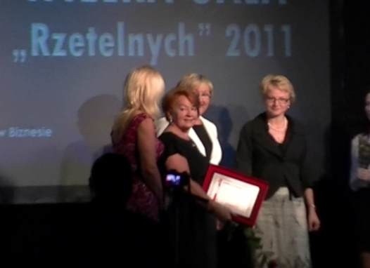 Na zdjęciu laureatka nagrody Monika Bartosiewicz – Nowak (z certyfikatem w ręku) oraz wicewojewoda świętokrzyska Beata Oczkowicz (pierwsza z prawej). Fot. archiwum