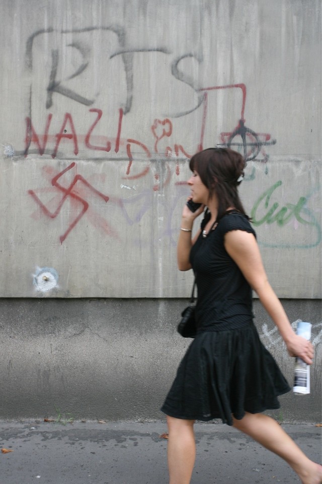 Warszawa, graffiti na murach bloków przy ulicy Wawelskiej