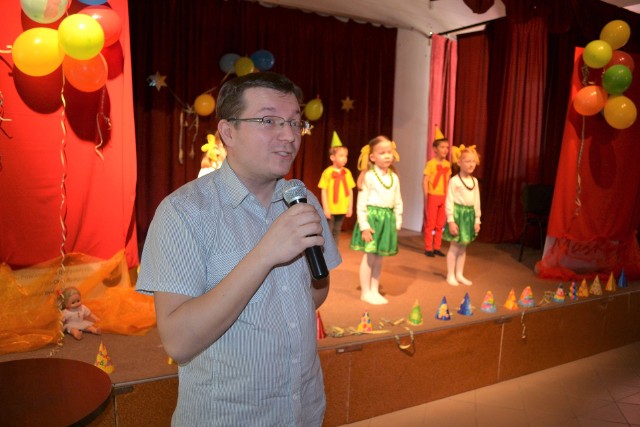 Daniel Kossakowski od kilku lat jest opiekunem świetlicy wiejskiej w Maksymilianowie, prowadzi m.in. zajęcia dla dzieci. Jest też sołtysem Maksymilianowa