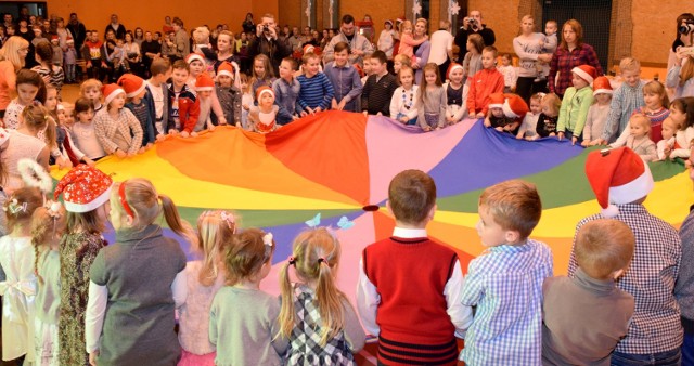 W wielkiej imprezie mikołajkowej w Daleszycach bawiło 120 dzieci.