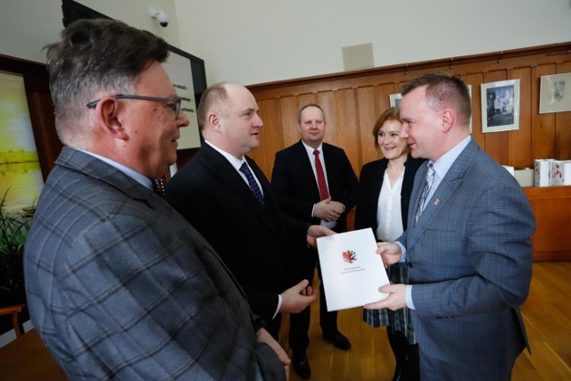 Burmistrz Adam Straszyński i marszałek Piotr Całbecki podpisali dziś umowę na dofinansowanie rozbudowy przedszkola w Gniewkowie
