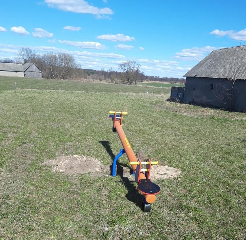 Plac zabaw w Sieluniu. Dzięki inicjatywie Kółka Rolniczego NadNarwianki dzieci mają plac zabaw