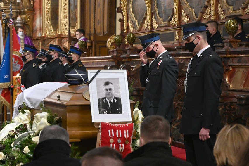 Skalbmierz pożegnał zmarłego prezesa Ochotniczej Straży Pożarnej. Podczas mszy pogrzebowej łzy same cisnęły się do oczu... [ZDJĘCIA]