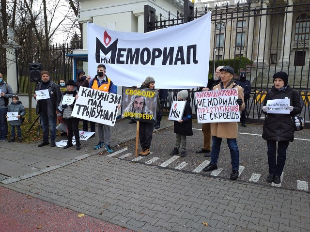 Demonstracja „Nie damy zgasić Memoriału” przed ambasadą Rosji w Warszawie, 21 listopada 2021