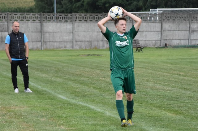 Klasa A, Oświęcim. Górnik Brzeszcze - Orzeł Witkowice 5:0. Na zdjęciu: Tomasz Kozieł, autor dwóch goli dla brzeszczan.