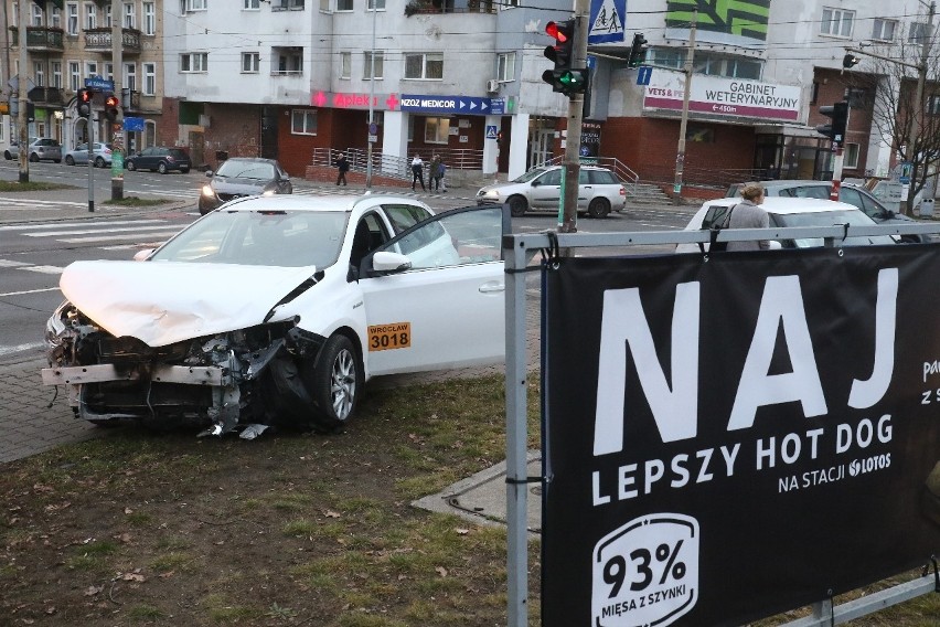 Kolejny wypadek przy Leclercu. Kierująca skodą nie ustąpiła pierwszeństwa taksówce (ZDJĘCIA)