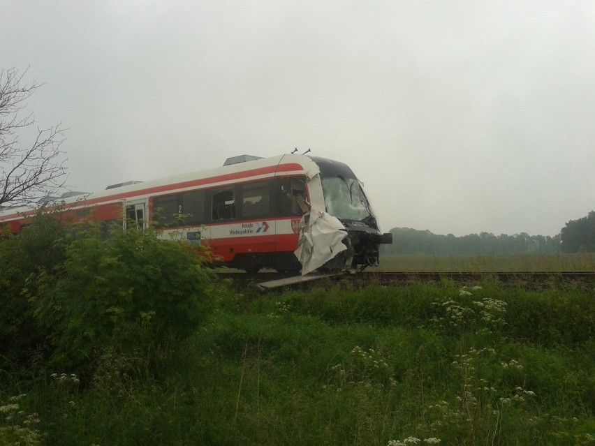 Wypadek pod Skokami: W Roszkowie pociąg wjechał w ciężarówkę