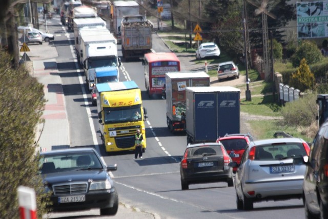 Katowicki oddział Generalnej Dyrekcji Dróg Krajowych i Autostrad remontuje DK 78 w Porębie, co znacznie utrudnia życie kierowców przejeżdżających przez tę miejscowość.  Wprowadzono tam ruch wahadłowy.