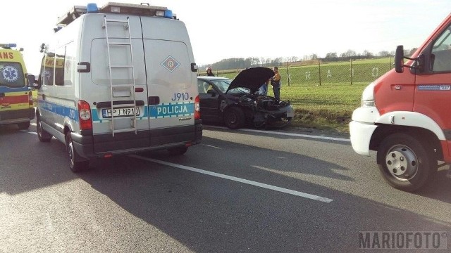 Wypadek na drodze krajowej nr 45 w Chrzowicach pod Opolem. Jak wynika z pierwszych ustaleń policji 46-letni kierowca volkswagena passata podczas wyprzedzania zderzył się z jadącym z przeciwka citroenem. Do szpitala trafił 69-letni kierowca citroena.