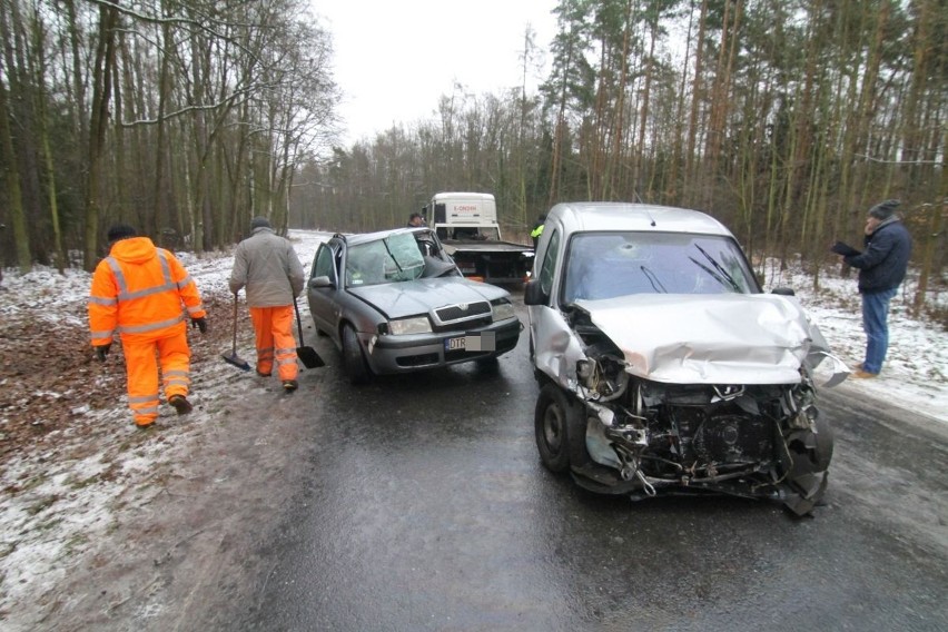 Wypadek na drodze Łozina - Bąków. Nie żyje młoda kobieta, ranne 3 osoby, wśród nich roczne dziecko