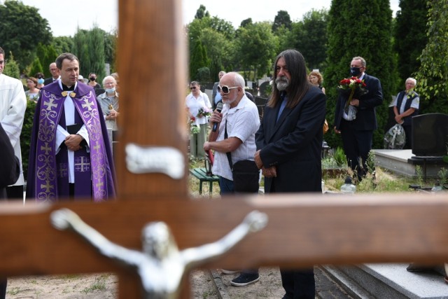 Rodzina, przyjaciele, znajomi pożegnali dziś Małgorzatę Iwanowską-Ludwińską. Znana artystka, która zmarła po ciężkiej chorobie w wieku 70 lat, spoczęła na cmentarzu komunalnym przy ulicy Grudziądzkiej w Toruniu. Małgorzata Iwanowska-Ludwińska miała na koncie około 50 wystaw indywidualnych swego malarstwa i udziały w ponad 40 wystawach zbiorowych. Napisała również dziewięć książek. Była znana jako wielki przyjaciel sportu, zwłaszcza żużla. Kibice speedwaya kojarzą ją z namalowanymi portretami toruńskich żużlowców. Jej syn, Daniel Ludwiński, jest dziennikarzem "Nowości".