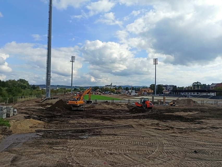 Stadion Sandecji zmienia się z dnia na dzień