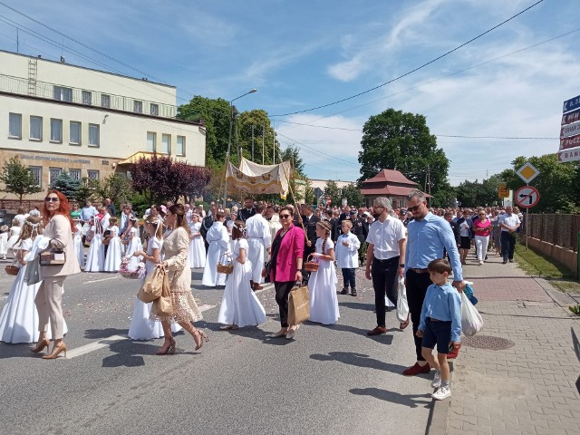 Mieszkańcy Jastrzębia i okolic w trakcie uroczystej procesji Bożego Ciała.
