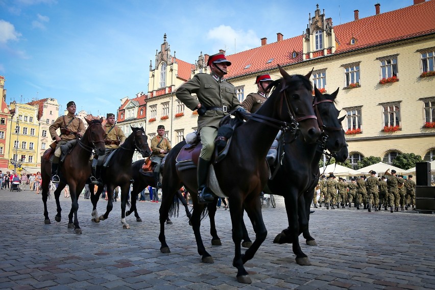 Ruszył Festiwal Nauki: Pokaz kawalerzystów, białej broni i wyszkolonych koni (ZDJĘCIA)