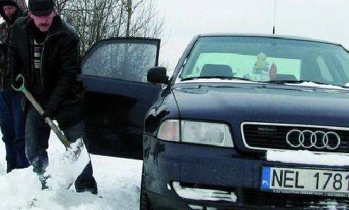 Auto Leszka Dąbrowskiego utknęło w czwartek w zaspach pod Płowcami. Trzeba było prosić o pomoc gospodarzy. Dopiero po naszej interwencji droga będzie odśnieżana.