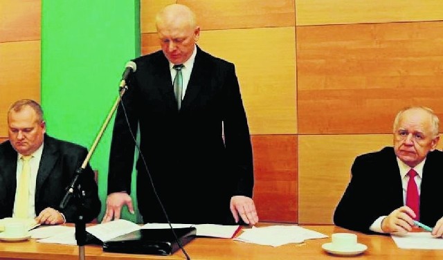 Wiceprzewodniczący Ireneusz Kwiecjasz, przewodniczący Jerzy Kozioł i wiceprzewodniczący Bonifacy Wojciechowski.