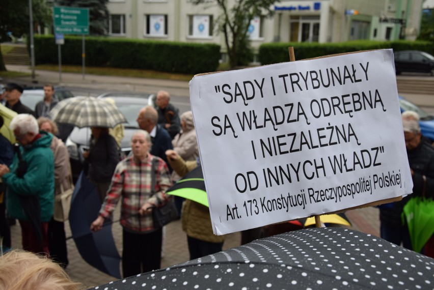 Przed Sądem Okręgowym w Białymstoku znicze zapłonęły już...