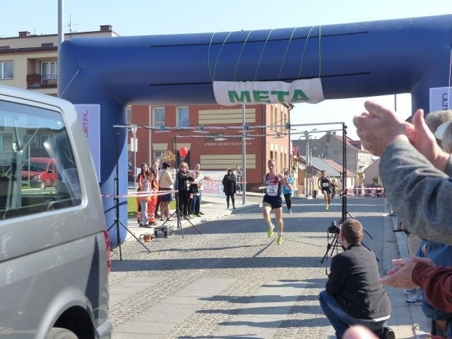 Na metę wbiega zwycięzca &#8211; Artem Kazban z klubu Finish Kalisz.