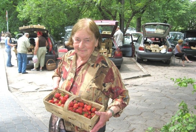 Truskawki powinny być sprzedawane wszędzie na terenie całego Radomia - mówi Zuzanna Smułka, która co roku przychodzi kupować świeże truskawki na targu przy ulicy Struga w Radomiu