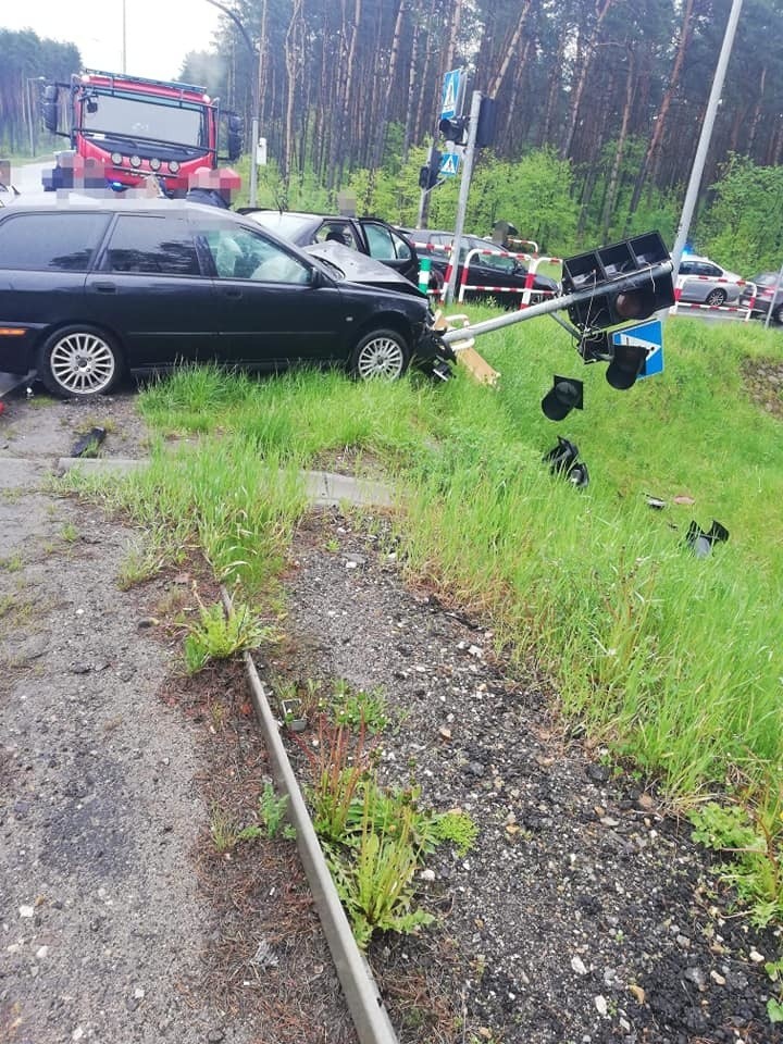 Dwa samochody zderzyły się na obwodnicy Olkusza. Uszkodzona sygnalizacja na drodze wojewódzkiej 791 