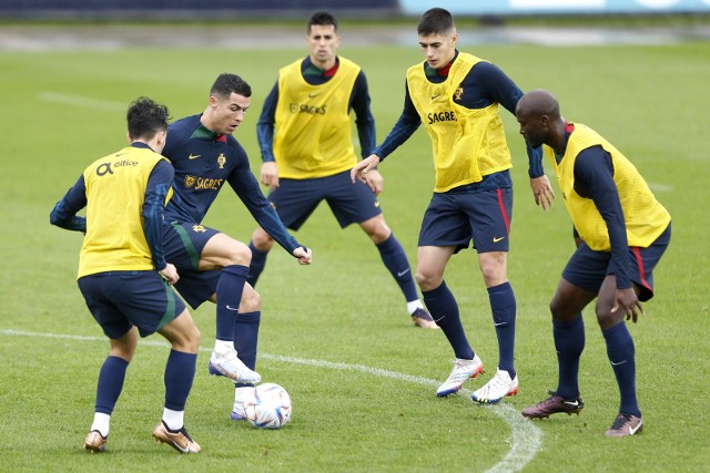 Cristiano Ronaldo (drugi od lewej) przygotowuje się z kolegami z reprezentacji Portugalii do startu w mundialu w Katarze