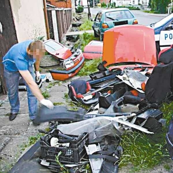 16 lipca opolscy policjanci odkryli "dziuplę&#8221; w jednej z wiosek w województwie śląskim. Złodzieje rozbierali tam na części m.in. auta skradzione w naszym województwie.