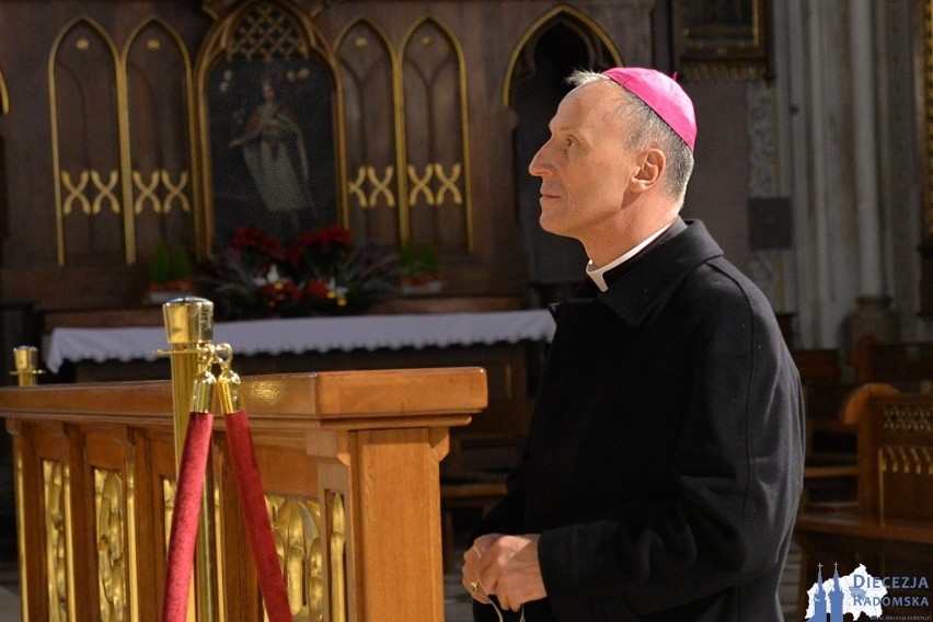 Biskup Marek Solarczyk modlił się w środę w radomskiej...