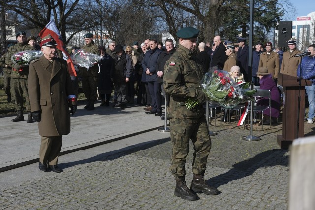 Uroczystość przed Pomnikiem Żołnierzy Wyklętych przy alei Solidarności