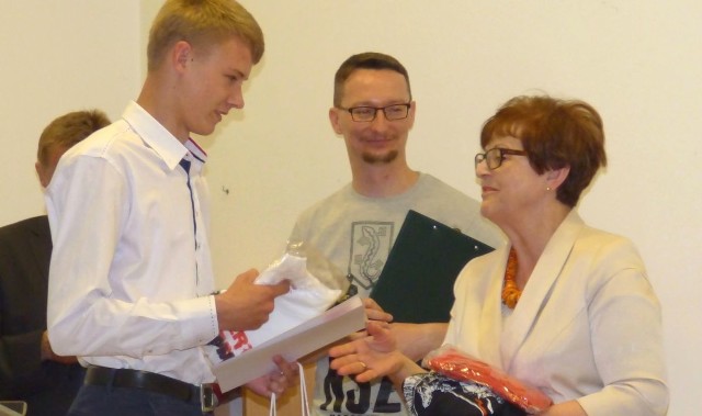 Michał Lasak - uczeń II Liceum Ogólnokształcącego w Jędrzejowie, który zajął pierwsze miejsce w kategorii szkół ponadgimnazjalnych - otrzymał nagrody z rąk poseł Marii Zuby i Adriana Szczerby, głównego organizatora Ponidziańskiego Konkursu Historycznego.