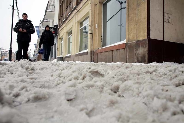 Na miejskich chodnikach zalega śnieg