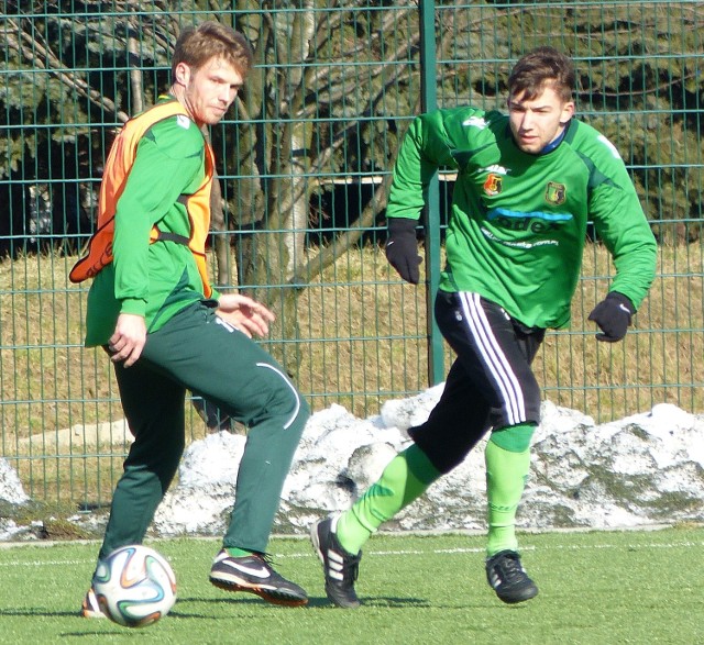 W drugoligowym zespole piłkarzy Stali Stalowa Wola (z lewej Adrian Bartkiewicz, obok Łukasz Sekulski) nie brakuje problemów.