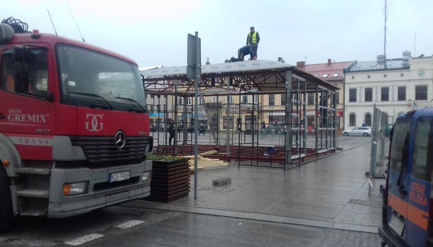 Oświęcim. „Cafe Rynek” pnie się do góry. Na tym nie koniec nowości na oświęcimskim rynku [ZDJĘCIA]