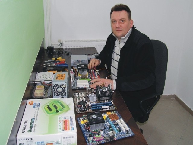 Marek Niedźwiecki wielokrotnie był w USA. Nigdy jednak nie zdecydował się na dłuższy pobyt. W Przemyślu prowadzi firmę komputerową.
