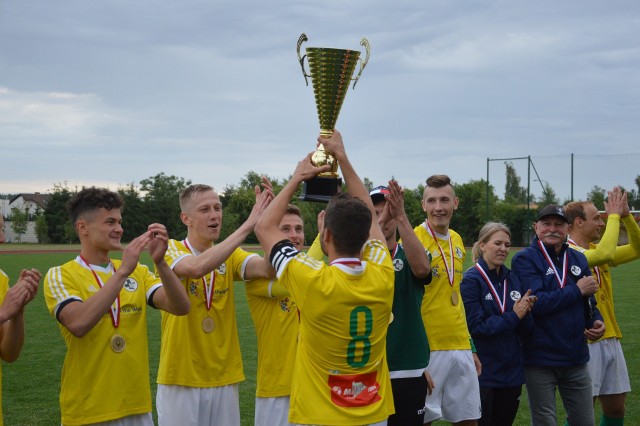 Radość piłkarzy Falubazu Zielona Góra po zdobyciu regionalnego Pucharu Polski. Kto będzie następny?