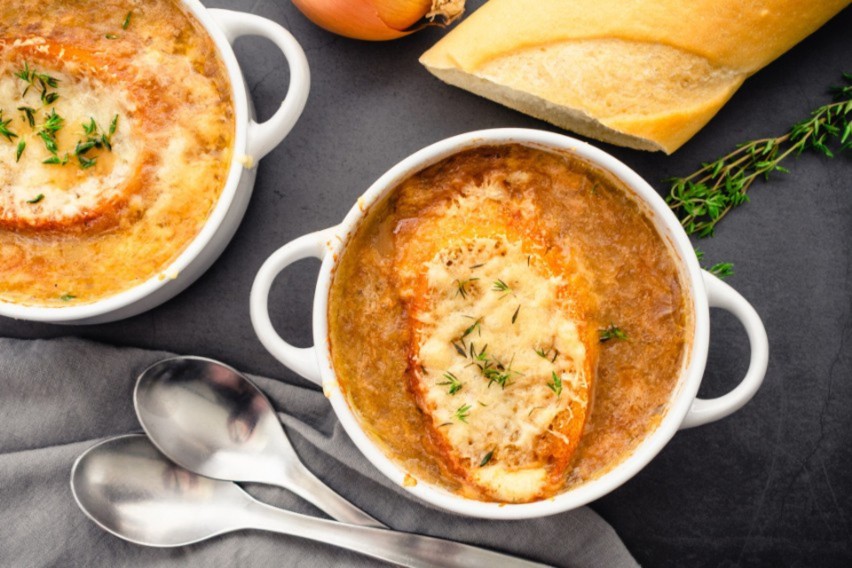Tradycyjna zupa cebulowa to znakomite danie na każdą...