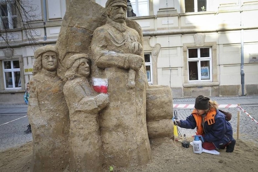 Nowa rzeźba Piłsudskiego w centrum Legnicy na stulecie niepodległości [ZDJĘCIA]