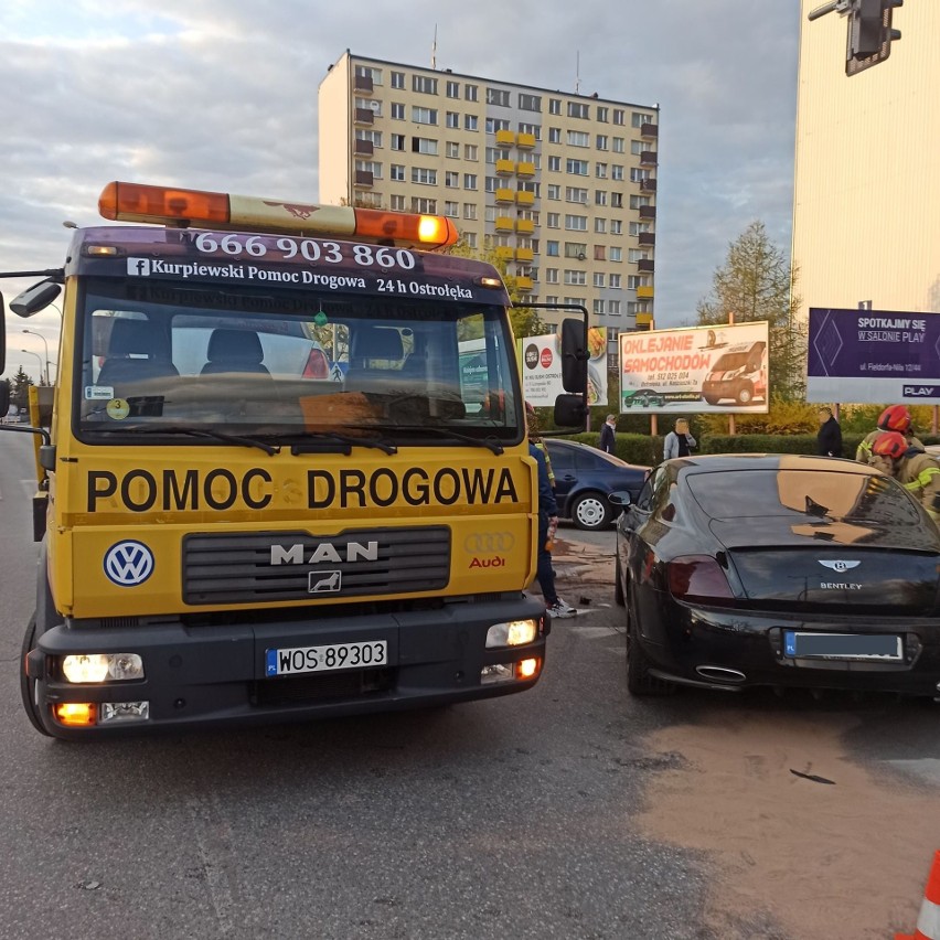 Wypadek w Ostrołęce na skrzyżowaniu ul. 11 Listopada i Bogusławskiego.  29.04.2022. Zdjęcia