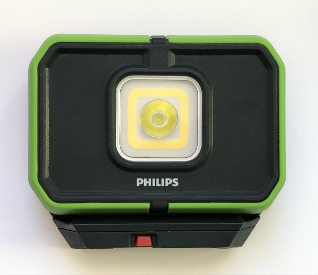 Właściwie każdy producent ma w swojej ofercie latarki i lampy wykonane w technologii LED. Nie inaczej jest z marką Philips, która na początku września pokazała nową linię oświetlenia warsztatowego nazwaną Philips Xperion 3000. Składają się na nią nie tylko ręczne latarki, ale także tzw. czołówki czy małe projektory.