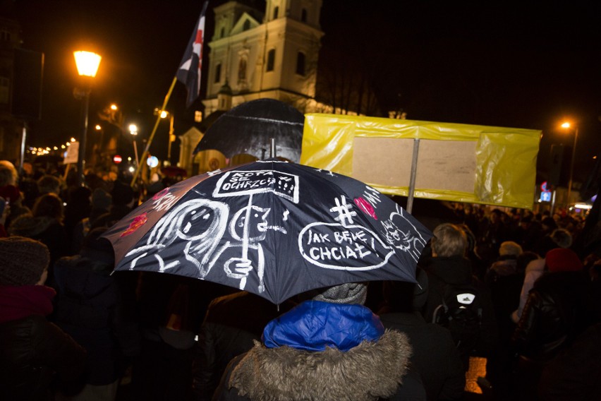 Kraków. Protest kobiet przeciwko zaostrzeniu prawa aborcyjnego [ZDJĘCIA]