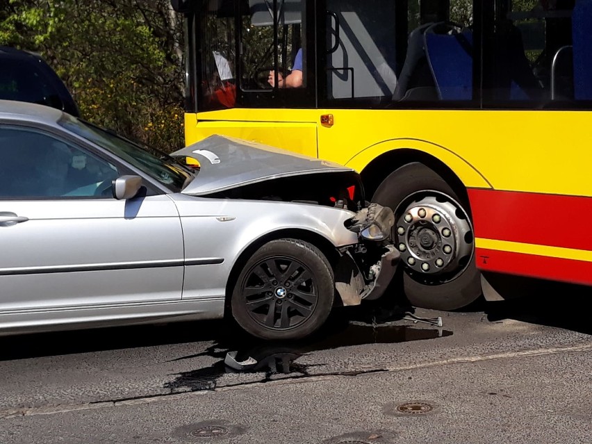 BMW wbiło się w autobus MPK na Strzegomskiej (ZDJĘCIA)