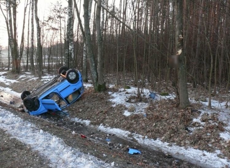 - W pewnym momencie kierowca stracił panowanie nad pojazdem,...