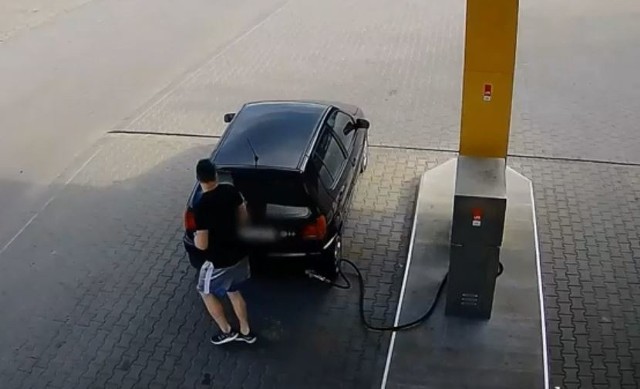 Kierowca osobowego volkswagena na jednej ze stacji w Tarnowie zatankował LPG. Zapłacił, wsiadł do auta i... odjechał. Zapomniał jednak wcześniej odłączyć węża od dystrybutora gazu. Zamyślony mężczyzna urwał przewód służący do tankowania. Jak podała policja, kierowca volkswagena o tym, że coś urwał zorientował się dopiero na drugi dzień. Mężczyzna postanowił wrócić na stację i zapłacić za zniszczenia, które powstały w skutek jego gapiostwa. Film policja opublikowała ku przestrodze z apelem o zachowanie ostrożności podczas tankowania paliwa LPG. ZOBACZ FILM - KLIKNIJ DALEJ