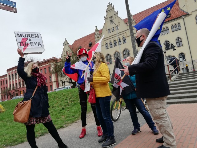 Obwinionego ojca wspierali przed bydgoskim sądem przeciwnicy ograniczania wolności, w tym Ilona Michalak i Roman Godlewski.