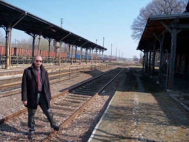 Torów kolejowych gmina wprawdzie nie przejmie, ale same budynki, a szczególnie droga, już cieszą burmistrza Jana Woźniaka.